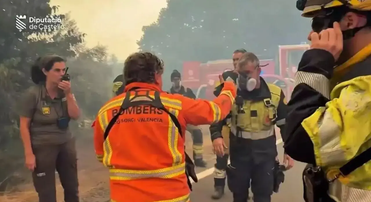 La madre de Violeta Mangri&ntilde;&aacute;n durante el operativo en el incendio.. Diputaci&oacute; de Castell&oacute;