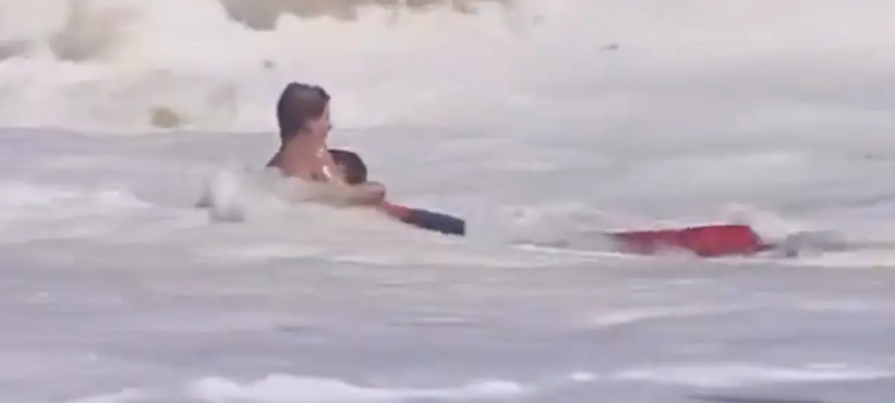 https://www.cordobabn.com/articulo/economia/joven-16-anos-salva-nino-morir-ahogado-ser-arrastrado-olas-playa-california/20260729112600263927.html