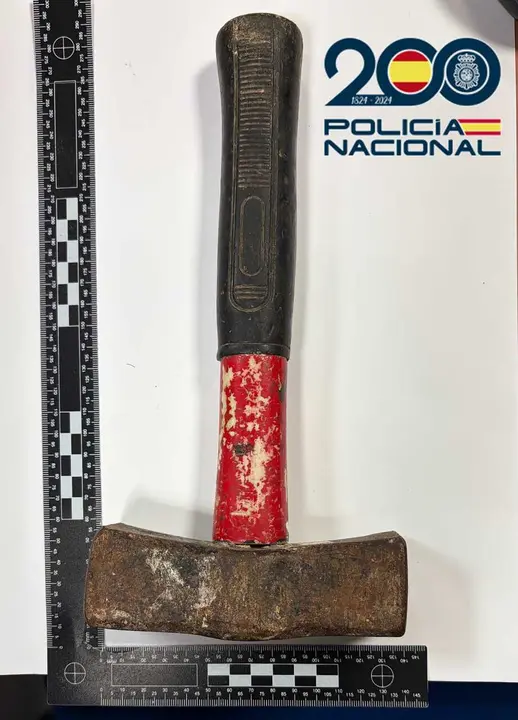 Martillo incautado por Polic&iacute;a Nacional a un hombre en Las Palmas de Gran Canaria