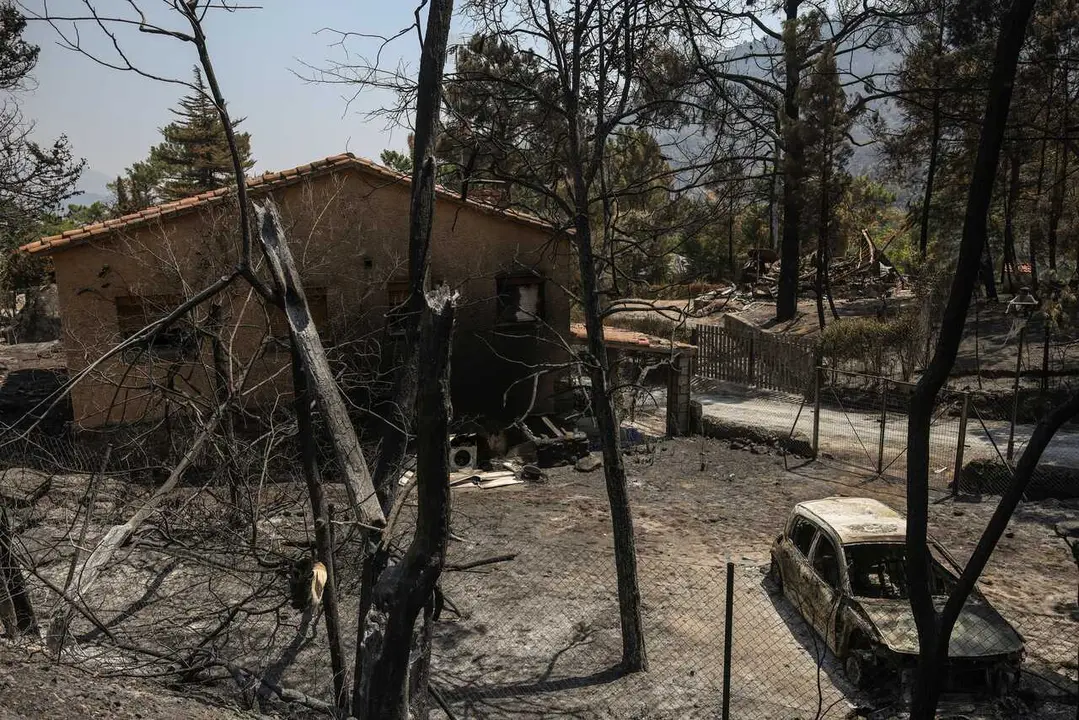 Una casa y un coche calcinados por el incendio forestal a las afueras de Casavieja 