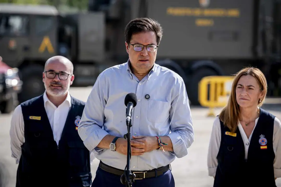 El ministro para la Transformaci&oacute;n Digital y de la Funci&oacute;n P&uacute;blica, &Oacute;scar L&oacute;pez, atiende a los medios durante una visita al Puesto de Mando Avanzado (PMA), a 29 de julio de 2026, en Navalcarnero, Madrid (Espa&ntilde;a).