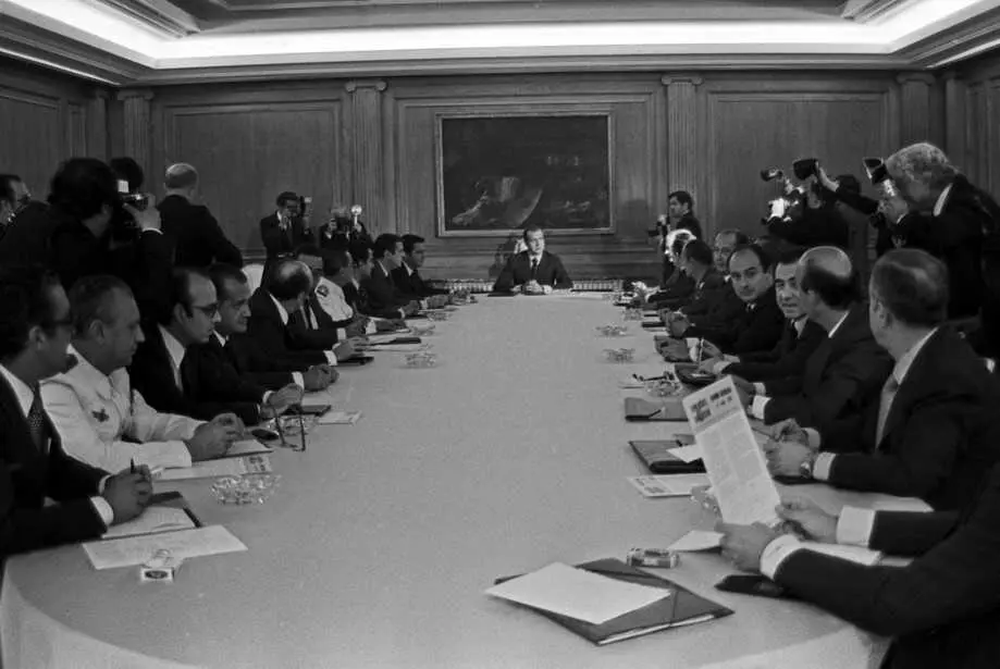 Primer Consejo de Ministros del gobierno de Adolfo Su&aacute;rez, que presidi&oacute; el rey Juan Carlos I