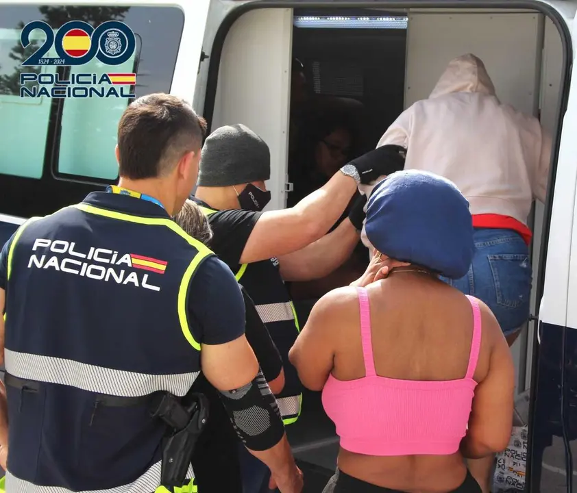 Archivo - Agentes de la Polic&iacute;a Nacional tras desarticular una red de trata y explotaci&oacute;n de mujeres en una imagen de archivo