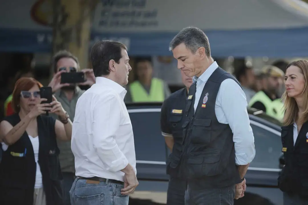 El presidente del Gobierno, Pedro S&aacute;nchez (d), y el presidente de Castilla y Le&oacute;n, Alfonso Fern&aacute;ndez Ma&ntilde;ueco (i), durante una visita al Puesto de Mando Avanzado por el incendio forestal de Burgohondo, a 30 de julio de 2026, en Navaluenga, &Aacute;vila.