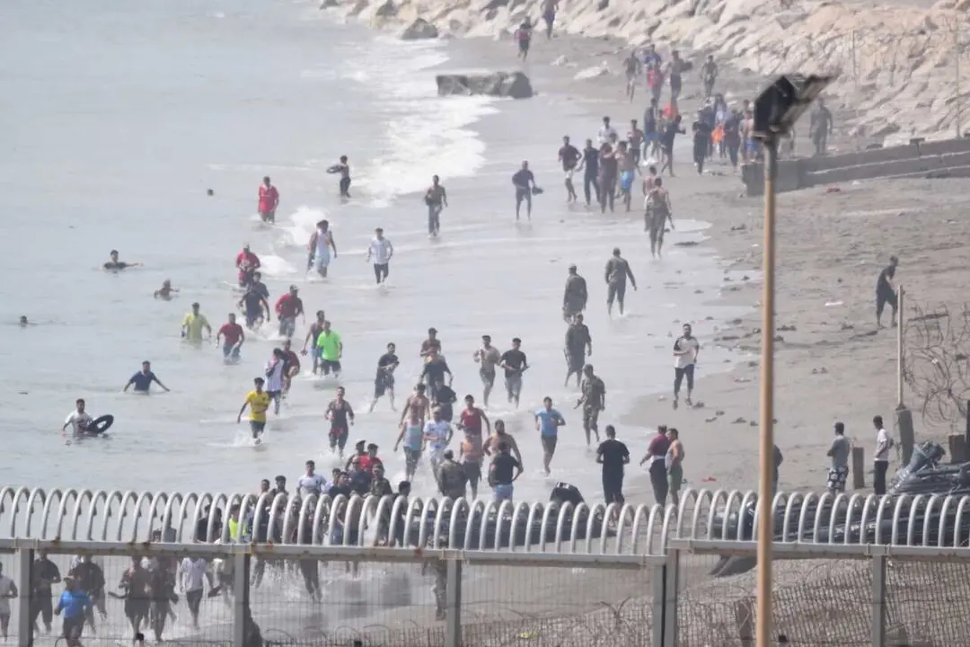 Imagen de migrantes cruzando la frontera de Ceuta.