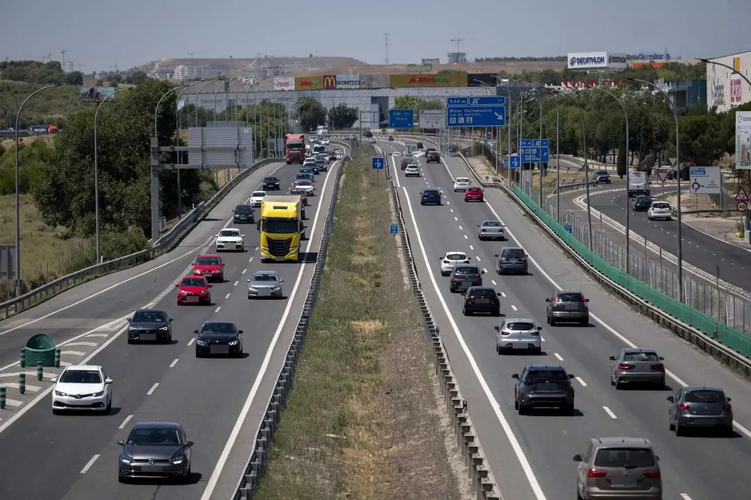 Decenas de veh&iacute;culos, durante la segunda operaci&oacute;n salida del verano 2026, en la carretera A-3, a 17 de julio de 2026, en Madrid (Espa&ntilde;a). La segunda operaci&oacute;n salida del verano, llamada por la DGT &lsquo;Operaci&oacute;n Especial 1 de agosto&rsquo;, se desarrolla entre el 