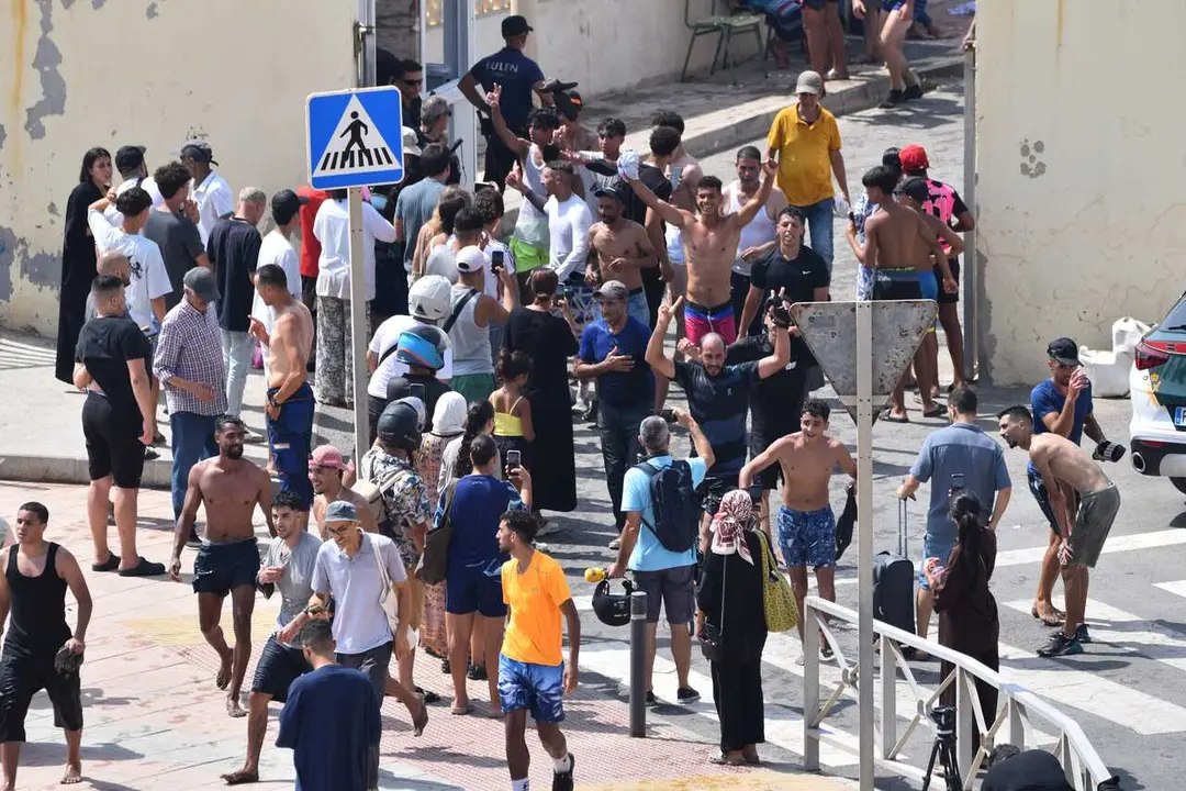 Varios migrantes celebran haber cruzado la frontera, a 30 de julio de 2026, en Ceuta (Espa&ntilde;a). 