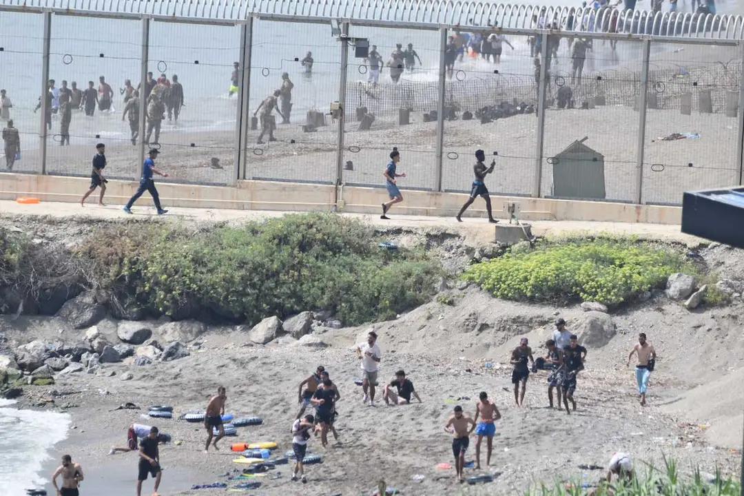 Varios migrantes intentan cruzar la frontera, a 30 de julio de 2026, en Ceuta (Espa&ntilde;a).