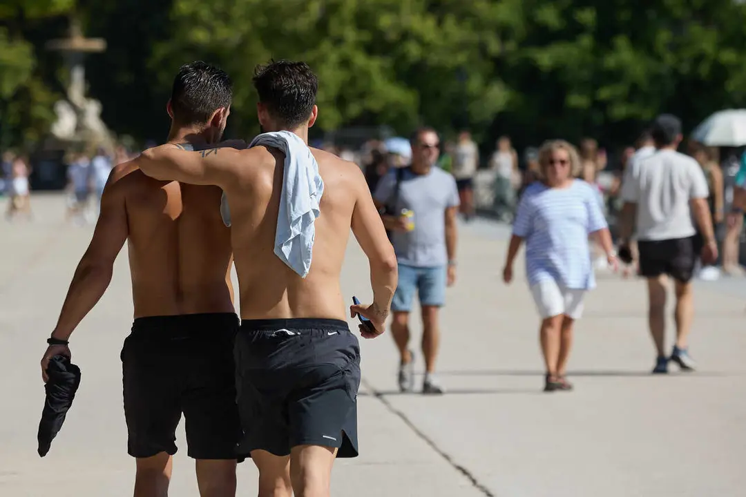 Archivo - Dos hombres sin camiseta en el Parque de El Retiro 