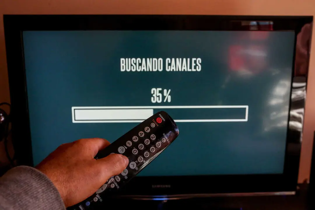 Archivo - Una persona utiliza su mando de la televisi&oacute;n para buscar canales, en Madrid (Espa&ntilde;a), a 7 de octubre de 2020. El cese de emisiones de algunos canales en sus antiguas frecuencias de la TDT en la Comunidad de Madrid se producir&aacute; este mi&eacute;rcoles, s