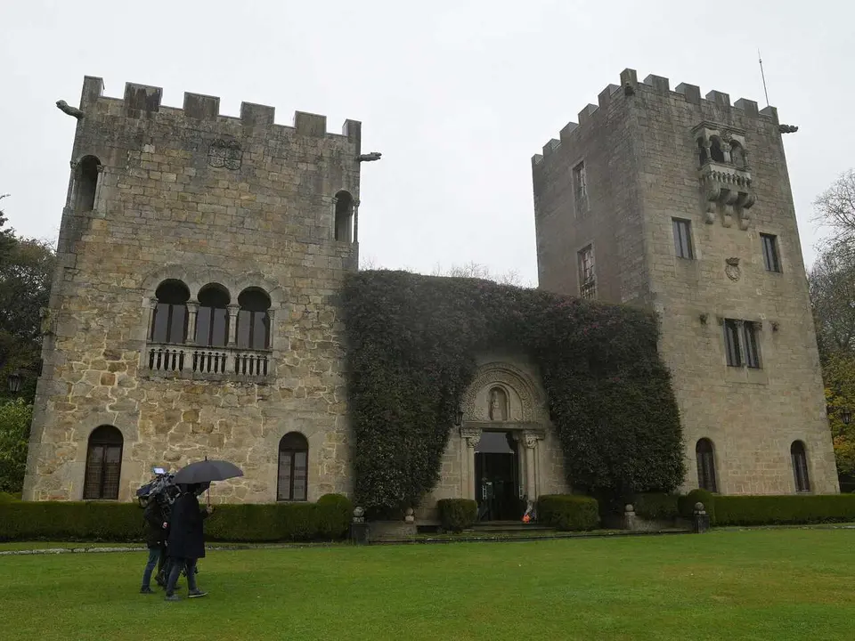 Pazo de Meir&aacute;s el d&iacute;a de su devoluci&oacute;n al Estado, en Sada, A Coru&ntilde;a, Galicia, (Espa&ntilde;a), a 10 de diciembre de 2020. La familia Franco devuelve hoy al Estado el pazo de Meir&aacute;s, que pasar&aacute; al patrimonio p&uacute;blico 82 a&ntilde;os despu&eacute;s de ser entregado al dictador y como resultado de la ejecuci&oacute;n provisional de la sentencia dictada por el Juzgado de Primera Instancia n&uacute;mero 1 de A Coru&ntilde;a que les conden&oacute; a su devoluci&oacute;n. Lo ser&aacute; de forma provisional a la espera de que se dicte una sentencia definitiva, lo que tendr&aacute; lugar una vez que se agoten todos los recursos judiciales posibles. Ayer mismo, los Franco depositaron en el Juzgado de Primera Instancia n&uacute;mero 1 de A Coru&ntilde;a, para su entrega al Estado, las llaves del pazo de Meir&aacute;s, un d&iacute;a antes de que se procediese a la entrega del mismo.,Image: 575023793, License: Rights-managed, Restrictions: , Model Release: no, Credit line: EUROPA PRESS/M.Dylan.POOL / Europa Press / ContactoPhoto
