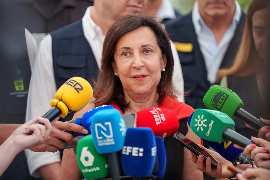 La ministra de Defensa, Margarita Robles atiende a los medios en el PMA del incendio forestal de los Gallardos. A 12 de julio de 2026 en los Gallardos, Almer&iacute;a (Andaluc&iacute;a, Espa&ntilde;a). El presidente de la Junta de Andaluc&iacute;a, Juanma Moreno y la ministra de def