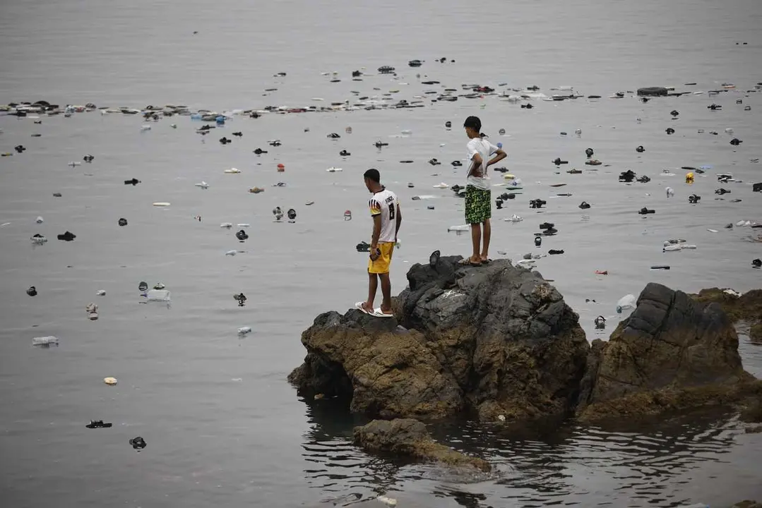 Varios migrantes intentan cruzar a nado la frontera, a 31 de julio de 2026, en Ceuta (Espa&ntilde;a).