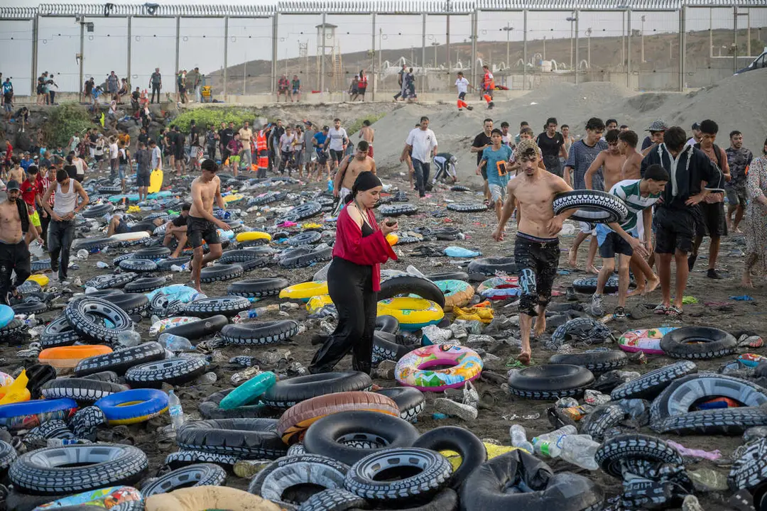 Flotadores y migrantes tras traspasar la frontera entre Ceuta y Marruecos, a 31 de julio de 2026, en Madrid (Espa&ntilde;a). 
