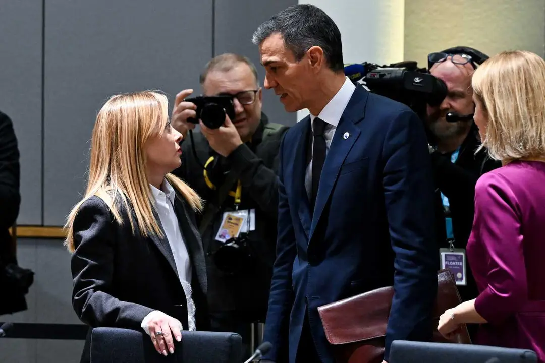 Archivo - El presidente del Gobierno, Pedro S&aacute;nchez y la primera ministra de Italia, Giorgia Meloni durante una cumbre de l&iacute;deres europeos en Bruselas.