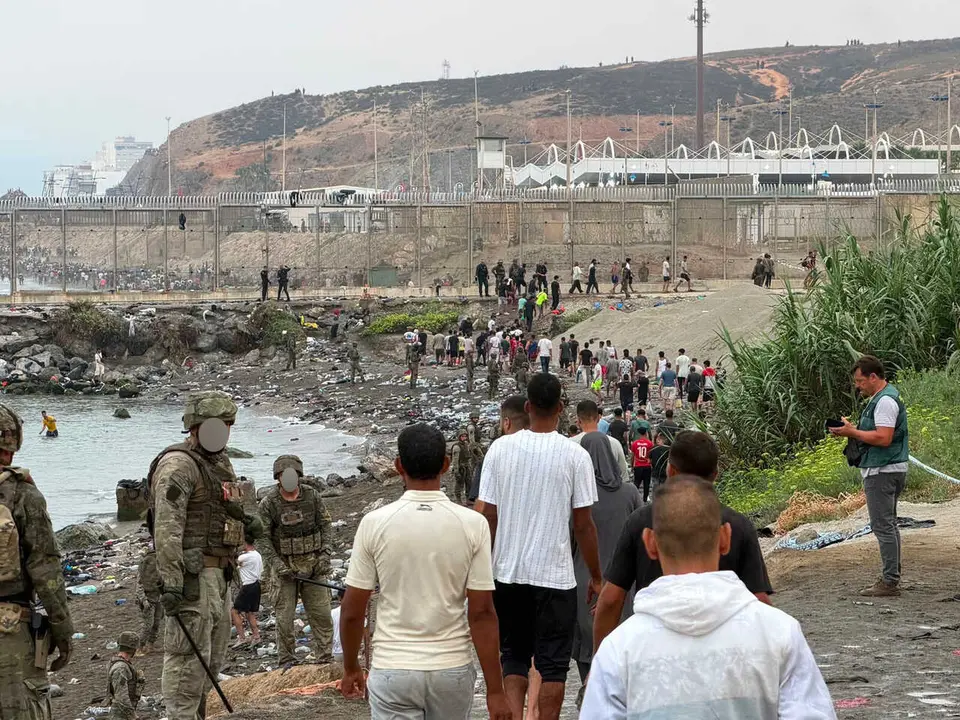 Decenas de migrantes regresan caminando a Marruecos, a 31 de julio de 2026, en Ceuta (Espa&ntilde;a). 