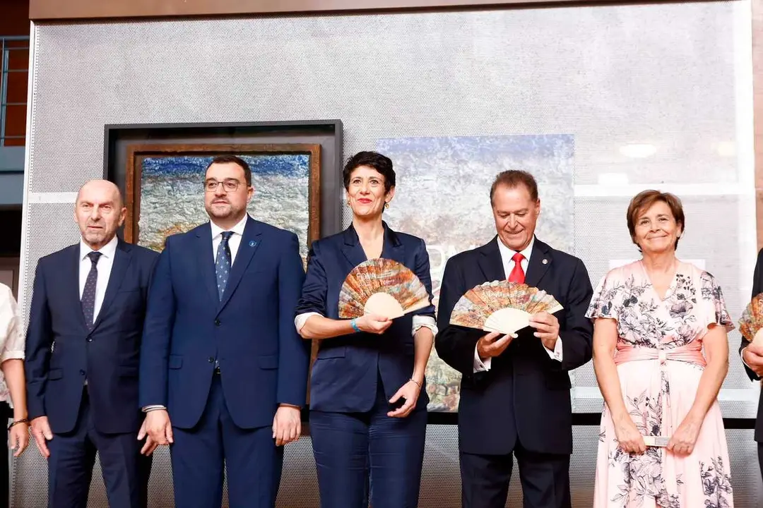 La ministra de Inclusi&oacute;n, Seguridad Social y Migraciones, Elma Saiz, en la inauguraci&oacute;n de la Feria Internacional de Muestras de Asturias (Fidma), en Gij&oacute;n, junto al presidente del Principado de Asturias, Adri&aacute;n Barb&oacute;n, y la alcaldesa, Carmen Moriy&oacute;n.