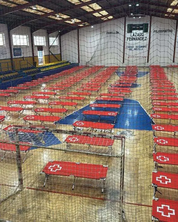 El Gobierno de Melilla ha habilitado un pabelll&oacute;n de deportes para acoger a cientos de marroqu&iacute;es de la OPE atrapados en Melilla por el cierre fronterizo