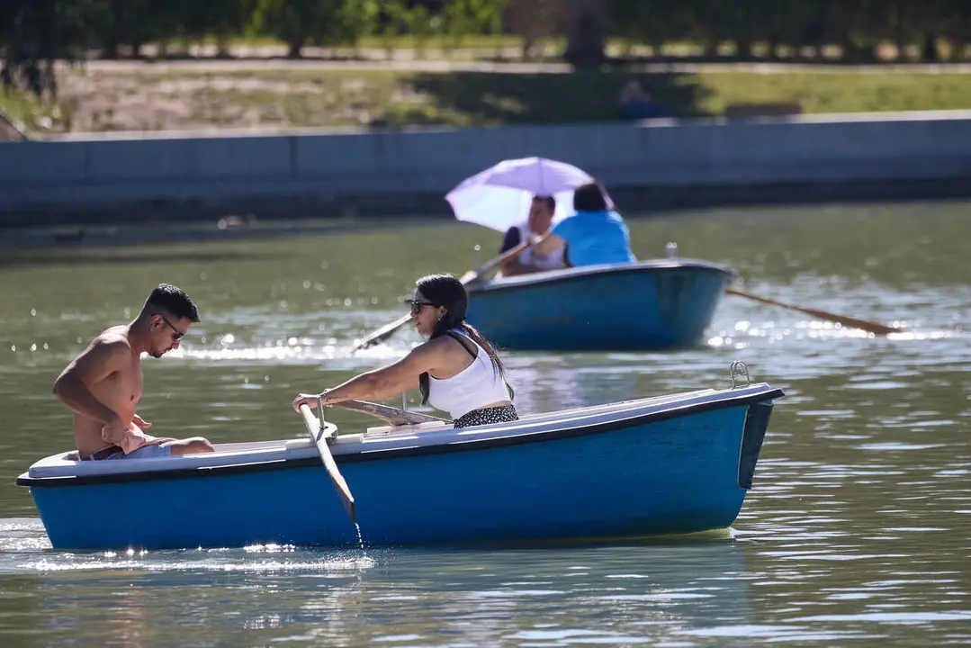 Archivo - Dos personas en una barca del largo del parque de El Retiro 