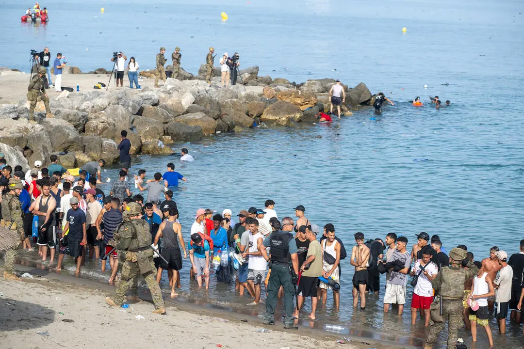 Decenas de migrantes intentan cruzar a Espa&ntilde;a desde Marruecos, a 31 de julio de 2026, en Ceuta (Espa&ntilde;a).