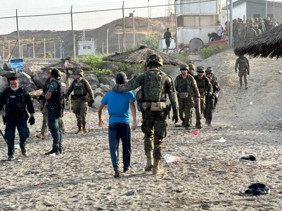 Militares acompa&ntilde;an a migrantes en Ceuta hasta la frontera de El Tarajal