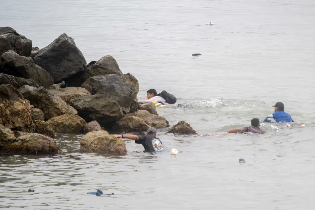 Personas intentando cruzar la frontera, a 31 de julio de 2026, en Ceuta (Espa&ntilde;a). 