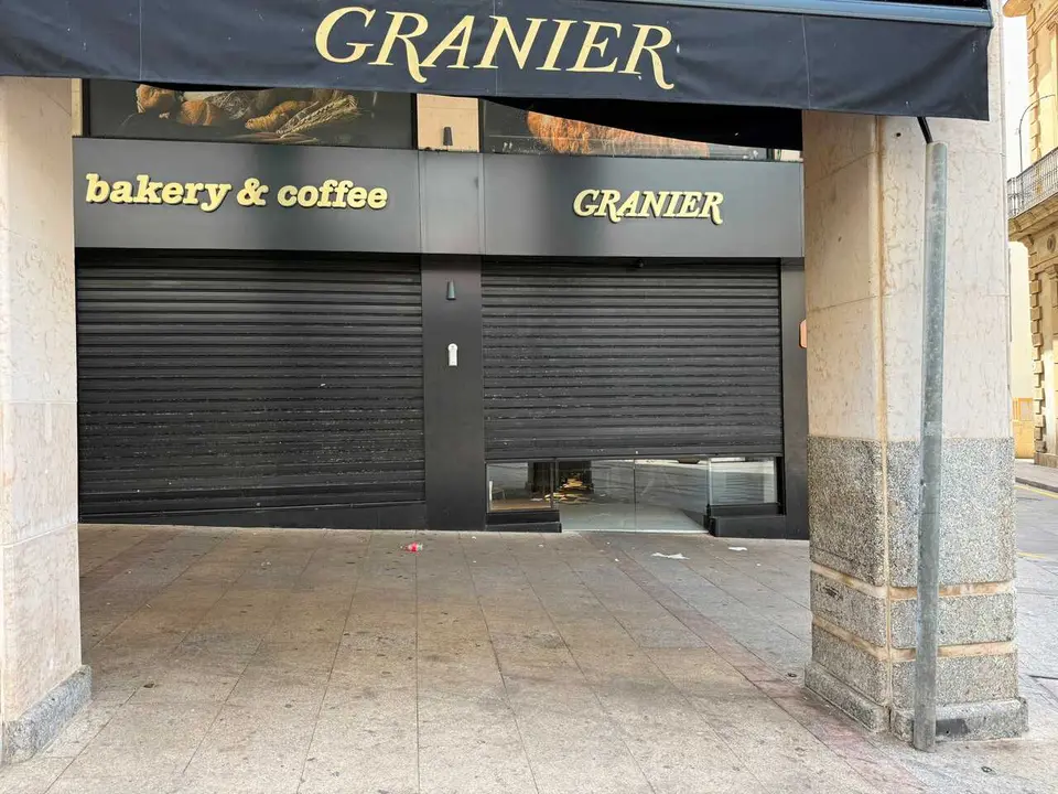 Una cafeter&iacute;a de Ceuta cerrada por la crisis migratoria.