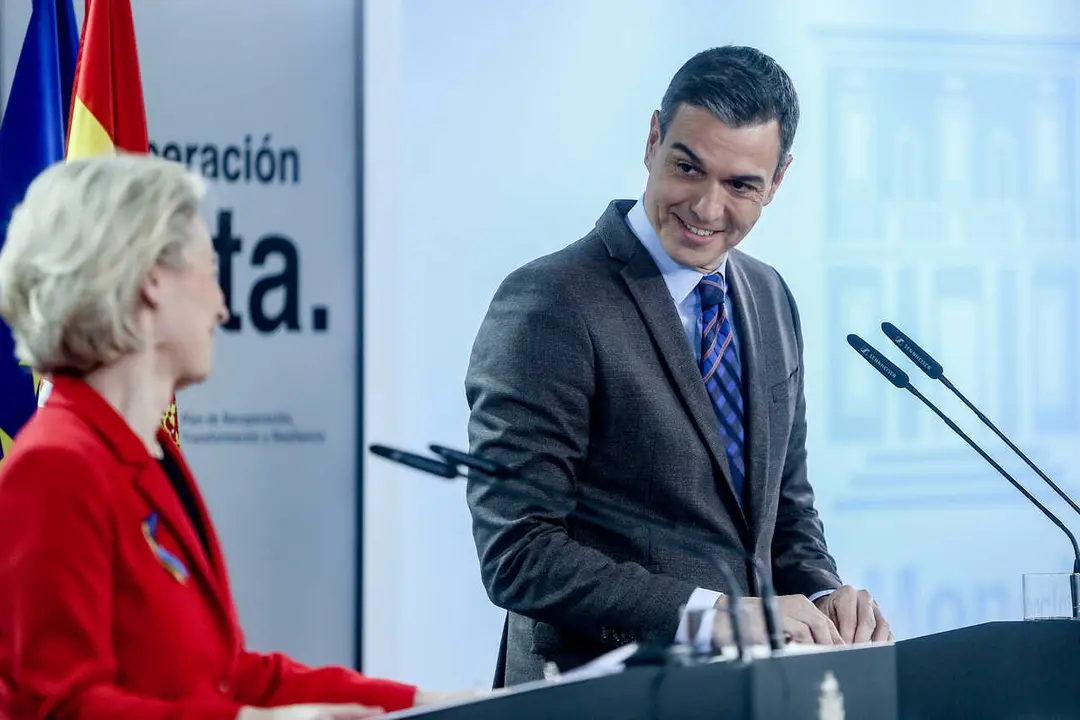 Archivo - La presidenta de la Comisi&oacute;n Europea, Ursula von der Leyen, y el presidente del Gobierno, Pedro S&aacute;nchez, en la rueda de prensa tras su reuni&oacute;n en  La Moncloa,  a 5 de marzo de 2022, en Madrid (Espa&ntilde;a). 