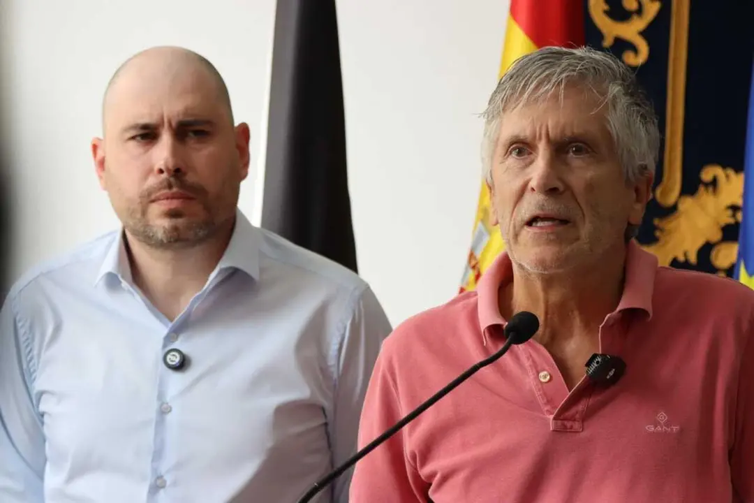 El ministro del Interior, Fernando Grande-Marlaska, junto al delegado del Gobierno en Ceuta, Miguel &Aacute;ngel P&eacute;rez Triano, durante una rueda de prensa en Ceuta a 1 de agosto de 2026.