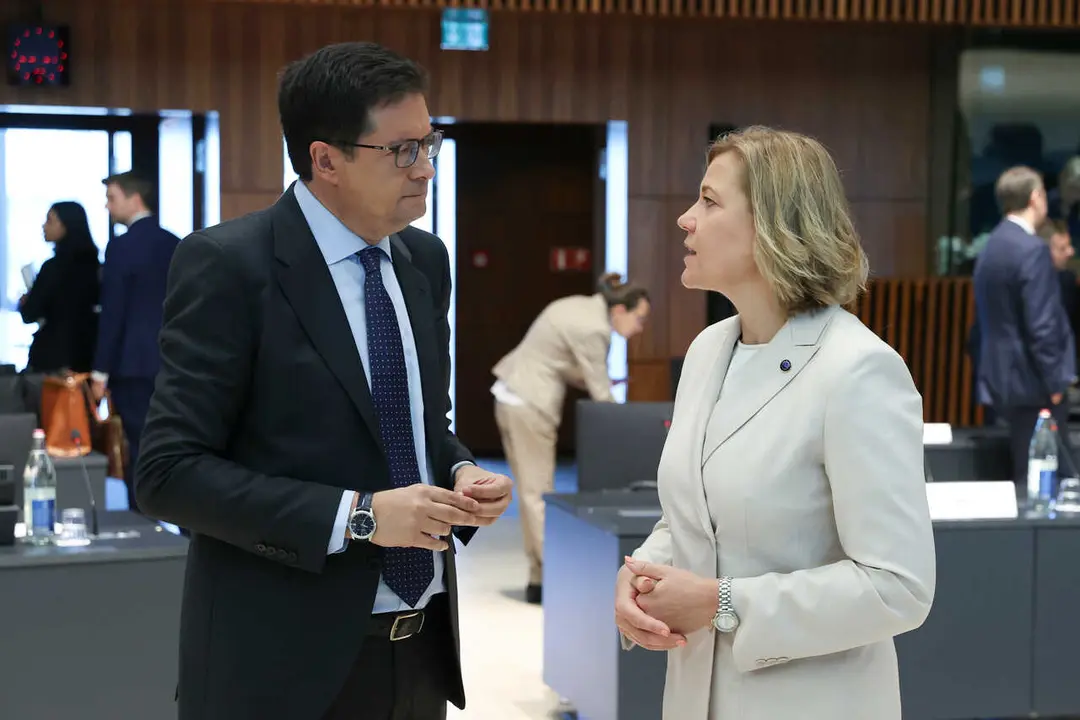Archivo - El ministro para la Transici&oacute;n Digital y Funci&oacute;n P&uacute;blica, &Oacute;scar L&oacute;pez charla con la vicepresidenta de Soberan&iacute;a TEcnol&oacute;gica, Seguridad y Democracia, Henna Virkkunen, en los m&aacute;rgenes de una reuni&oacute;n de ministros de la UE en Luxemburgo.
