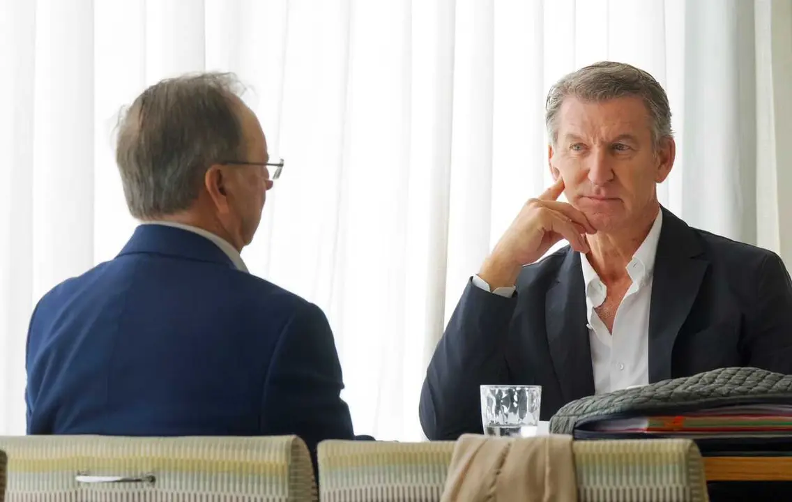 El presidente del PP, Alberto N&uacute;&eacute;z Feij&oacute;o, junto a Juan Jes&uacute;s Vivas, presidente de Ceuta, a 1 de agosto de 2026, en Ceuta (Espa&ntilde;a). Foto: Tarek