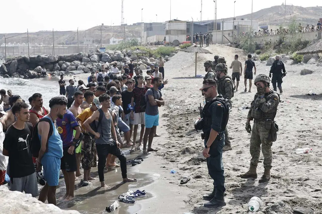 Decenas de personas intentando cruzar la frontera, a 31 de julio de 2026, en Ceuta (Espa&ntilde;a).