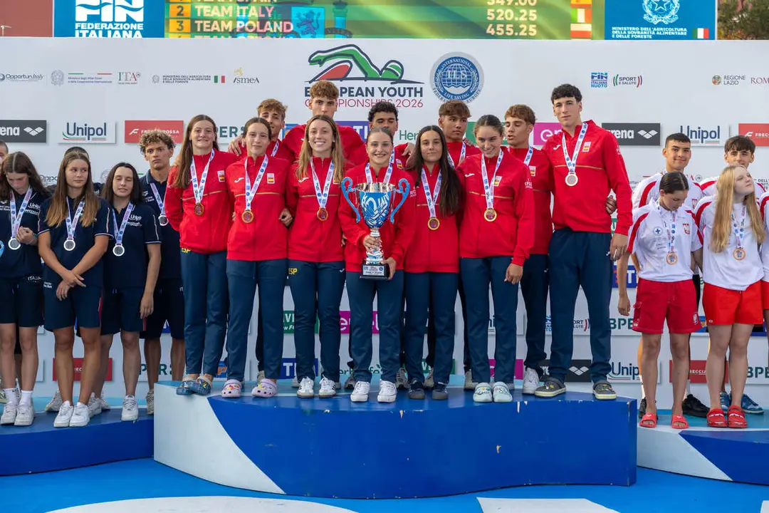 Los integrantes de la Selecci&oacute;n Espa&ntilde;ola Junior posan con el trofeo de campeones de Europa tras conquistar 22 medallas y tres t&iacute;tulos por equipos en el Europeo de Salvamento y Socorrismo disputado en Roma.