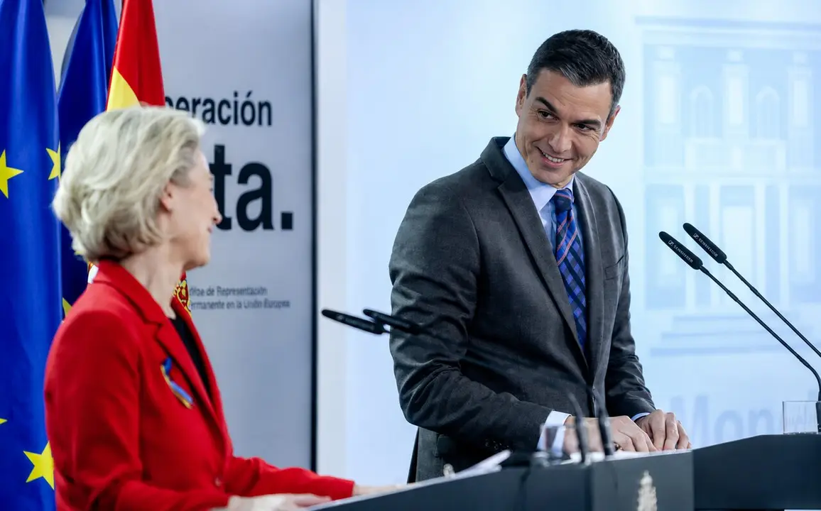 La presidenta de la Comisi&oacute;n Europea, Ursula von der Leyen, y el presidente del Gobierno, Pedro S&aacute;nchez, durante una rueda de prensa celebrada en el Palacio de La Moncloa, en Madrid. Foto: Ricardo Rubio