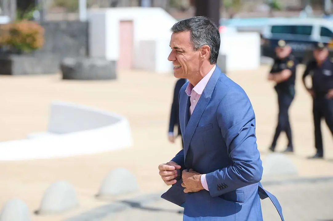 Archivo - El presidente del Gobierno de Espa&ntilde;a, Pedro S&aacute;nchez, a su llegada a una reuni&oacute;n, en el Cabildo de Lanzarote, a 18 de agosto de 2025, en Lanzarote, Canarias (Espa&ntilde;a). La reuni&oacute;n ha tenido lugar, aprovechando la estancia veraniega de S&aacute;nchez en la