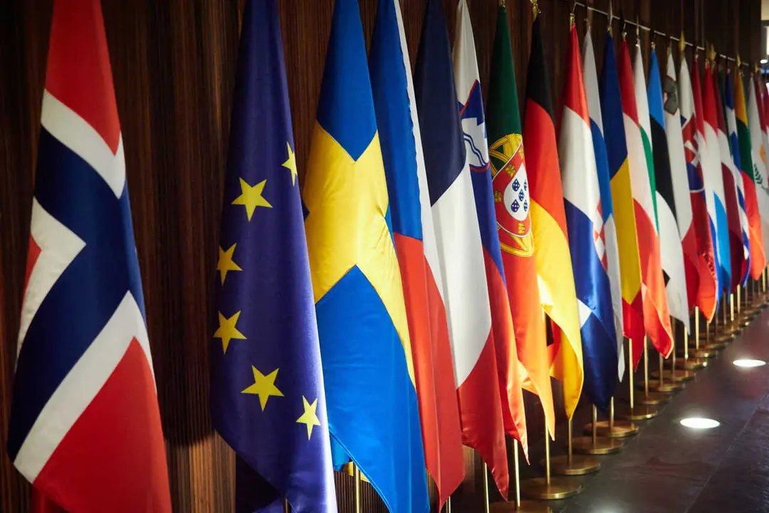 Archivo - Imagen de archivo de la bandera de la Uni&oacute;n Europea junto a varias banderas de los pa&iacute;ses pertenecientes