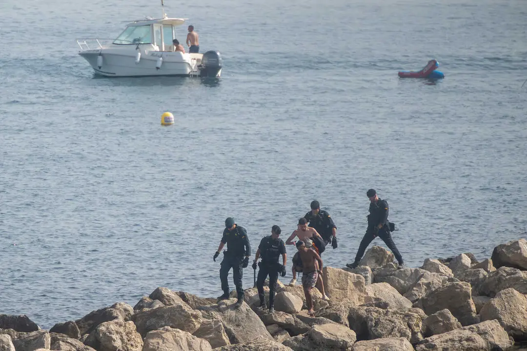 Agentes de la Guardia Civil controlan la frontera, a 1 de agosto de 2026, en Ceuta (Espa&ntilde;a). Tras la crisis migratoria desatada el pasado jueves 30 de julio, el flujo de personas cruzando a nado desde Marruecos a Ceuta ha finalmente cesado durante la ma&ntilde;a