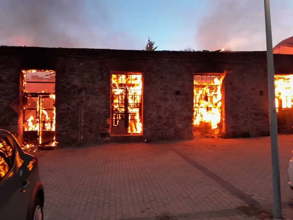 Incendio de una antigua f&aacute;brica de harinas en Plasencia
