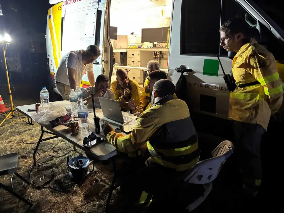 Trabajadores del Infoex en un incendio