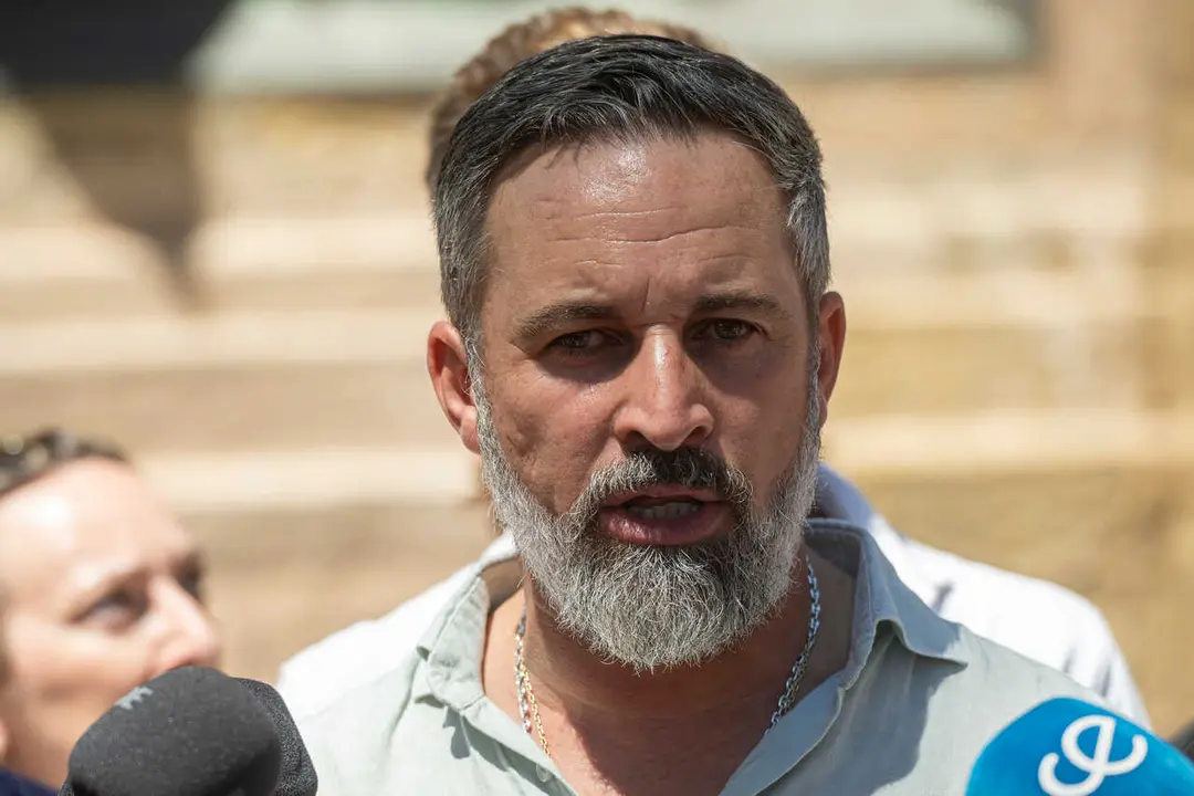 El presidente de VOX, Santiago Abascal, atiende a los medios, en la plaza de &Aacute;frica, a 2 de agosto de 2026, en Ceuta (Espa&ntilde;a). El presidente de VOX se encuentra en Ceuta para abordar las consecuencias de la crisis migratoria.