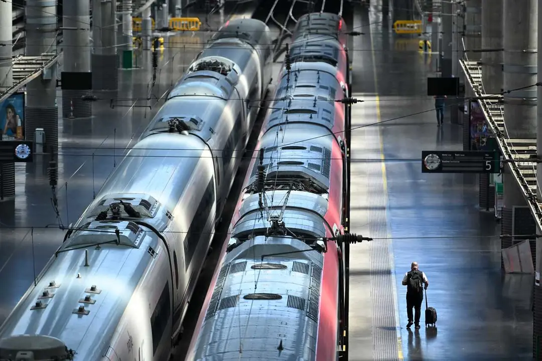 Una persona en un and&eacute;n de la Estaci&oacute;n de Madrid Puerta de Atocha - Almudena Grandes, a 31 de julio de 2026, en Madrid (Espa&ntilde;a). Renfe afrontar&aacute; la operaci&oacute;n salida de las vacaciones de agosto con unos servicios m&iacute;nimos del 73% en los trenes de alta veloc