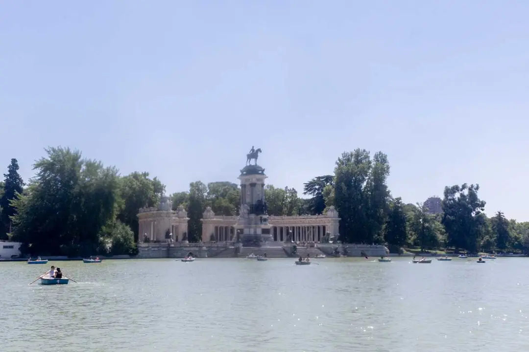 Archivo - Barcas en el estanque del Parque de El Retiro, en Madrid (Espa&ntilde;a). 