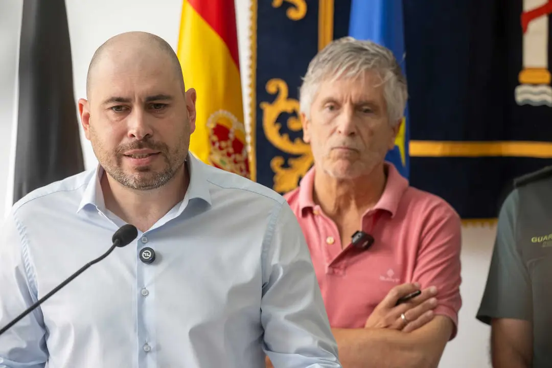El ministro del Interior, Fernando Grande-Marlaska (i), acompa&ntilde;ado del delegado del Gobierno en Ceuta, Miguel &Aacute;ngel P&eacute;rez (d), ofrece declaraciones a los medios, en la sede de la Delegaci&oacute;n del Gobierno, a 1 de agosto de 2026, en Ceuta (Espa&ntilde;a). Marlaska 