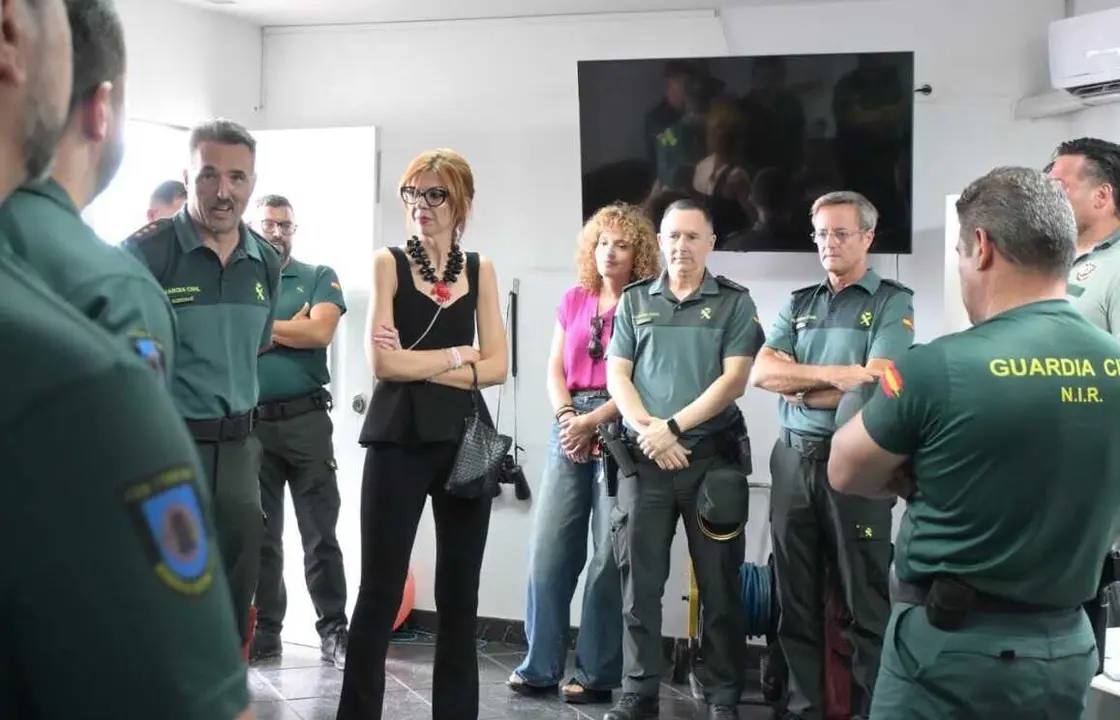 Sabrina Moh, delegada del Gobierno en Melilla, junto a efectivos de la Guardia Civil