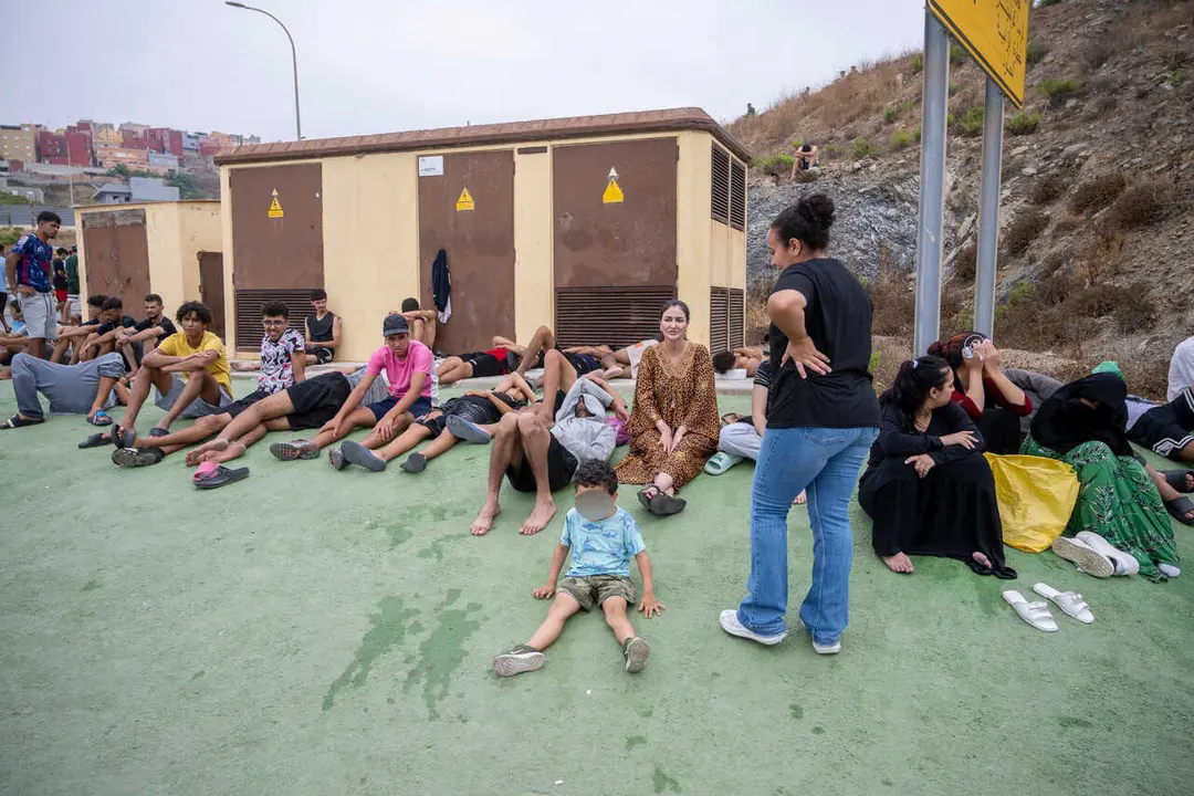 Mujeres y ni&ntilde;os migrantes en Ceuta.