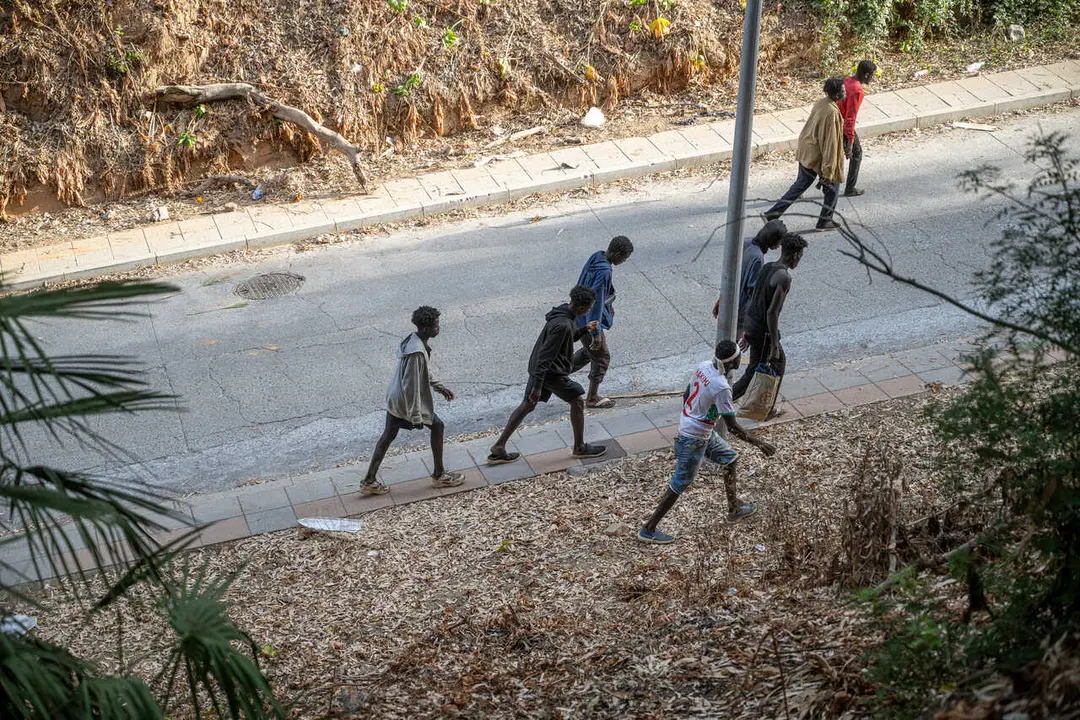 Varios migrantes, a 1 de agosto de 2026, en Ceuta (Espa&ntilde;a). Tras la crisis migratoria desatada el pasado jueves 30 de julio, el flujo de personas cruzando a nado desde Marruecos a Ceuta ha finalmente cesado durante la ma&ntilde;ana de este s&aacute;bado.