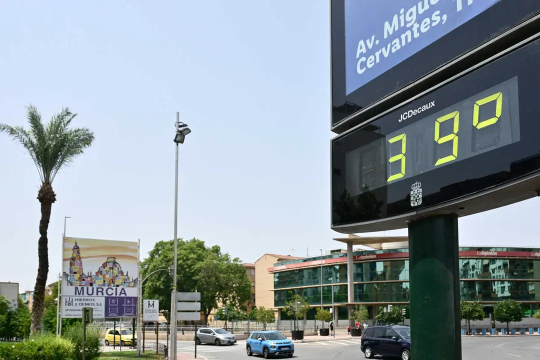 Murcia, 22 Jul. (EUROPA PRESS).- Varias personas se protegen del intenso calor con abanicos mientras un term&oacute;metro marca altas temperaturas en el centro de Murcia, este martes 22 de julio, durante un nuevo episodio de ola de calor que afecta a la Regi&oacute;n de Murcia. Foto: Kiko Asunci&oacute;n / Europa Press.