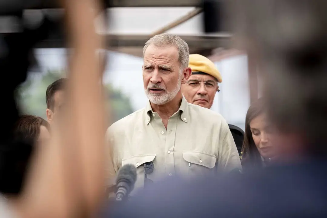 El Rey Felipe VI durante la visita a los evacuados por el incendio de la sierra oeste, en el polideportivo La Chopera, a 26 de julio de 2026, en Villamanta, Madrid (Espa&ntilde;a). Los Reyes visitan el centro deportivo para conocer la  situaci&oacute;n de los afectados