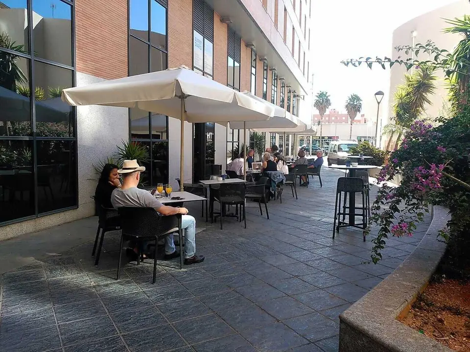 Archivo - Terraza de un hotel en Almer&iacute;a