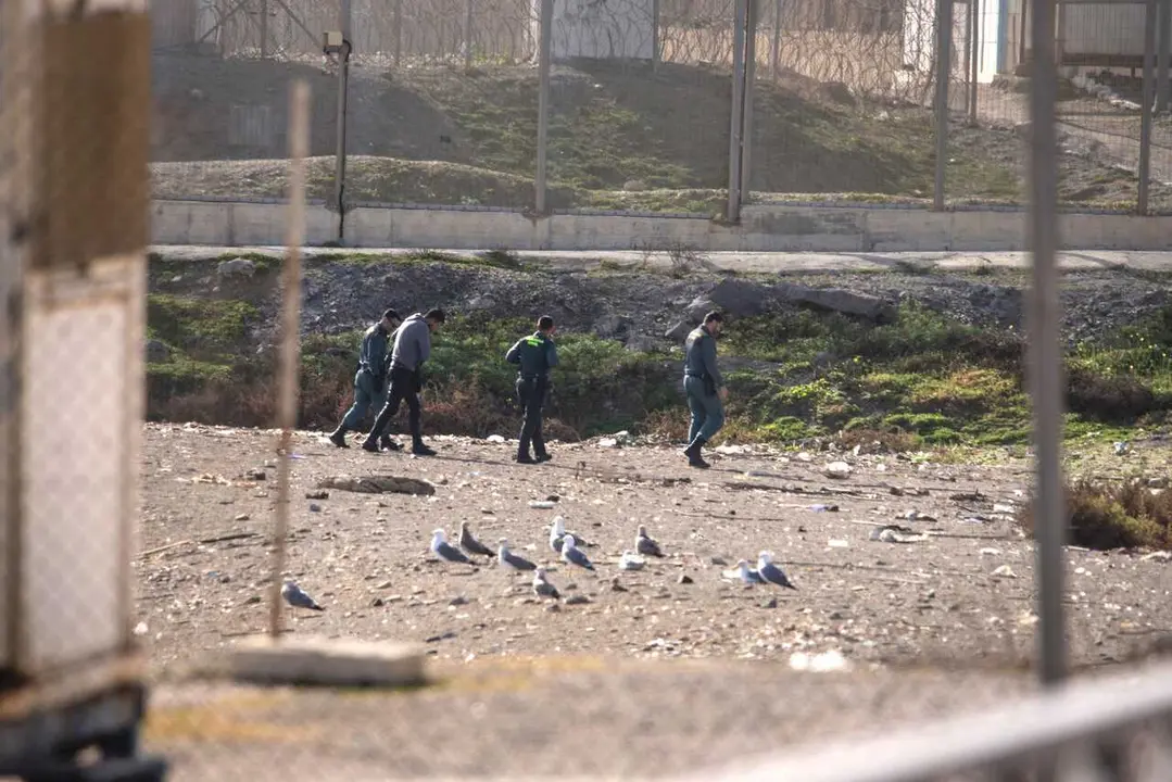Archivo - Agentes de la Guardia Civil rescatan a una persona migrante en la playa del Tarajal, a 3 de enero de 2025, en Ceuta (Espa&ntilde;a). 